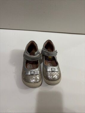 Girls Metallic Silver Mary Jane Dress Shoes with Bow Accent